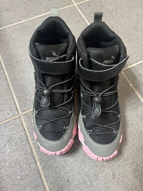 Puma women’s size 7 Black Pink Mid-Top Boots